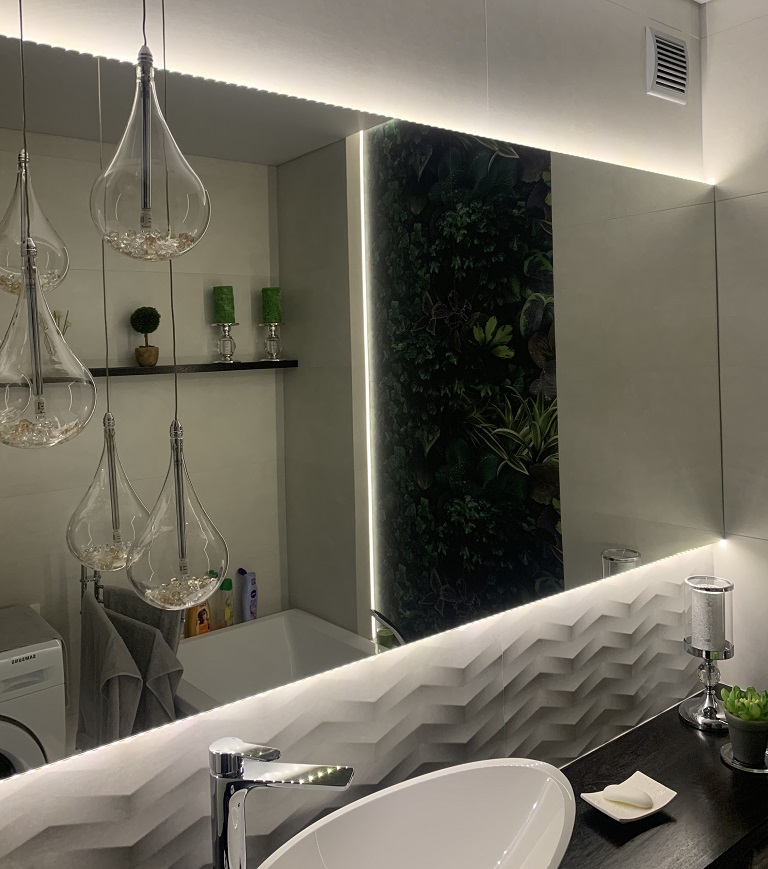 Łazienka z podświetlanym lustrem